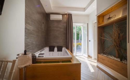 ein Badezimmer mit einer Badewanne mit einer Spinne an der Wand in der Unterkunft Suite Pizzo jacuzzi rooms in Pizzo