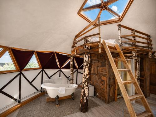 a room with a bed and a tub in a tent at Soho-place in Bran