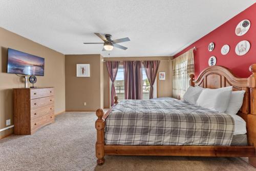 a bedroom with a bed and a red wall at Dells Family Stacation in Wisconsin Dells