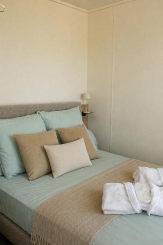 a bedroom with a bed with towels on it at L'Instant Des Amants in Sorèze