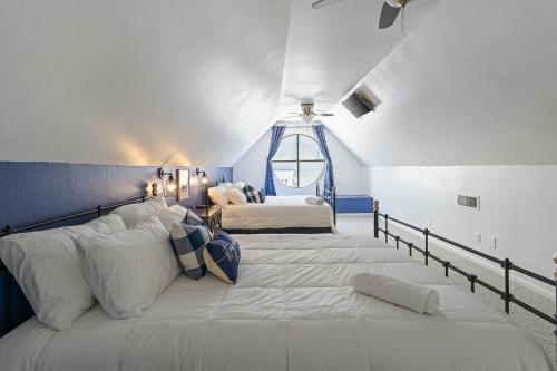 a bedroom with two beds and a window at Austin Apartments by Andes STR in Austin