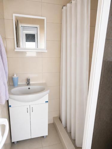 a bathroom with a sink and a shower curtain at Apartman za 6 osoba BOR in Bor