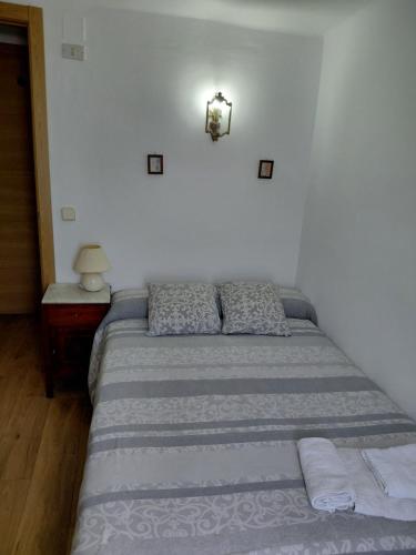 a bed in a white room with a bed sidx sidx sidx at Pension pedebaile in Vilac
