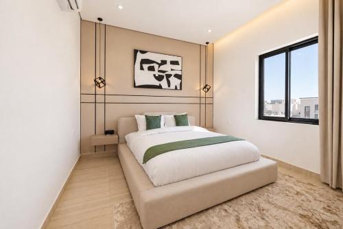 a bedroom with a large bed and a window at السميح للشقق الذاتيه ALsUMAIH HOTELAPARTMENTS in Riyadh