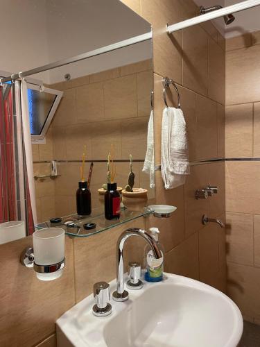 a bathroom with a sink and a mirror at Don Hugo in Villa Giardino