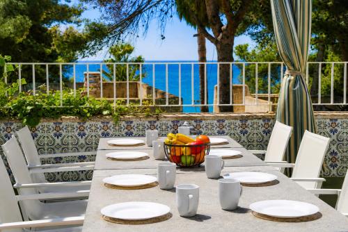 a table with white plates and a bowl of fruit at Casa MEDITERRANEA in Salou