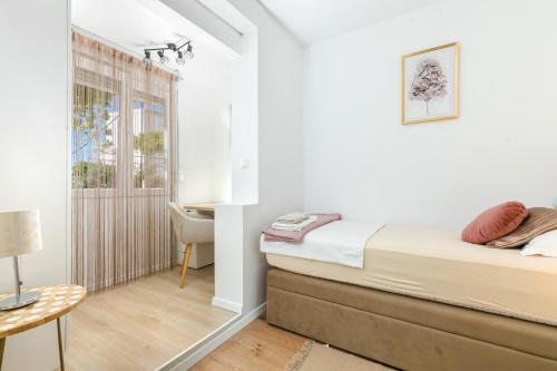 Apartments with parking space Trogir - 23849