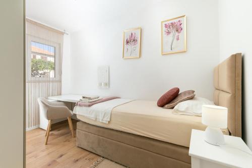 Apartments with parking space Trogir - 23849