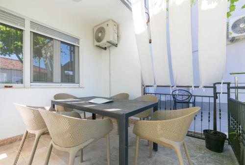 Apartments with parking space Trogir - 23849