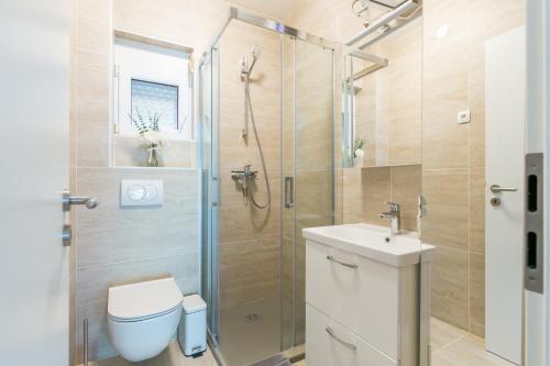Apartments with parking space Trogir - 23849