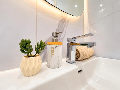Seabnb - Elegantia Collection - AC - Central Luxury - Walk Everywhere