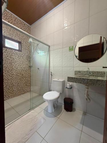 a bathroom with a toilet and a shower and a sink at Chalés Pouso da Coruja - Vista para piscina in Cavalcante