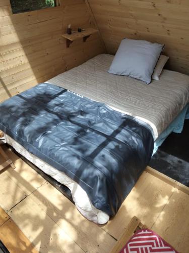 a large bed in a wooden cabin with a pillow at Chalet CAJIK Project, tipo Nordico in Cajicá