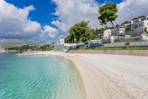 Apartments with parking space Trogir - 25365