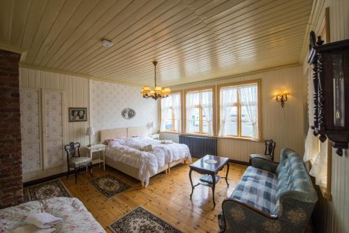 Einarshúsid Guesthouse في Bolungarvík: غرفة نوم بسرير واريكة