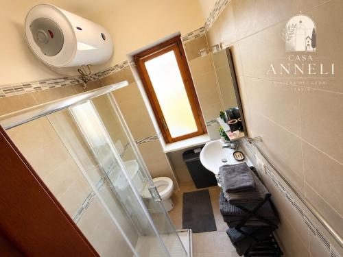 a small bathroom with a shower and a toilet at Casa Anneli - Scalea Park 2000 in Scalea