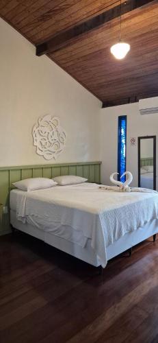 a bedroom with a large bed in a room at Solar Itacaré - Charme e aconchego. in Itacaré