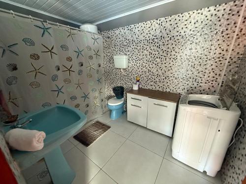 a bathroom with a blue tub and a toilet at Descanso Cuchilla Alta in Cuchilla Alta