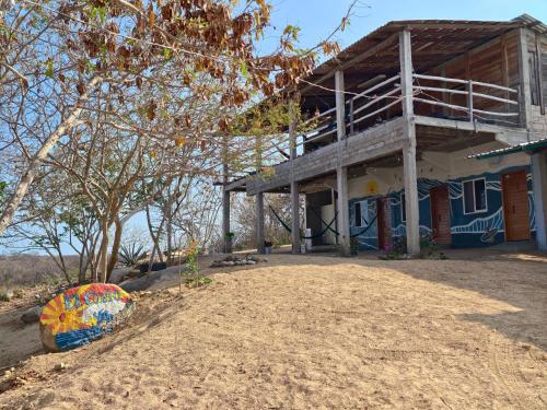 ein Haus mit einem Balkon an der Seite in der Unterkunft El Cielo Hostel in Barra de la Cruz