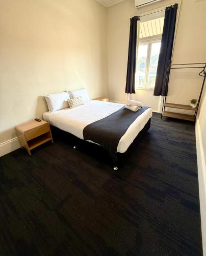 a bedroom with a large bed in a room at Imperial Hotel Singleton in Singleton