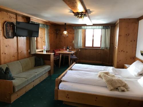 Tempat tidur dalam kamar di Hotel Schwarzer Adler