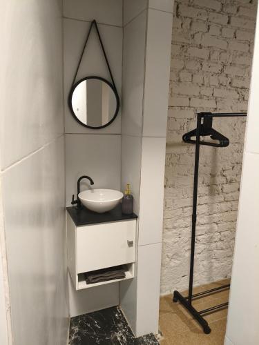 a bathroom with a sink and a mirror at Suíte Completa com Tela de Cinema in Garanhuns
