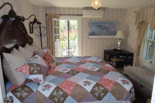a bedroom with a bed with a quilt on it at Terraluna Inn in Roseburg