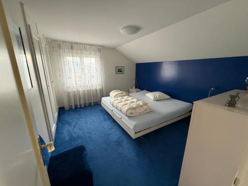 a bedroom with a bed with a blue floor at Elegant house in a dominant position in Tour de Treme