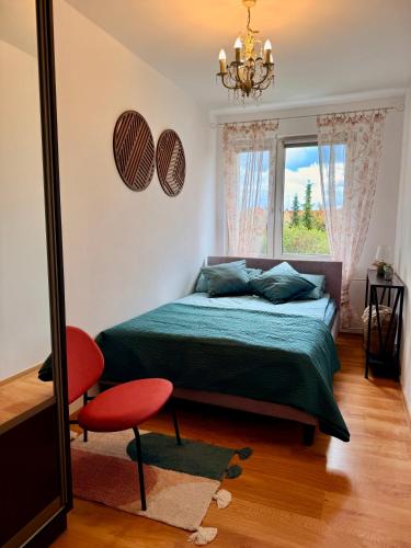 a bedroom with a green bed and a window at Robotnicza 59 Old Town Apartment in Elblag