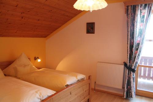 a bedroom with two beds and a window at Familienferienhof Kroner in Zwiesel