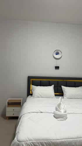 a bedroom with a bed with a white blanket at 786ResortSungaiGolok in Kampong Baka