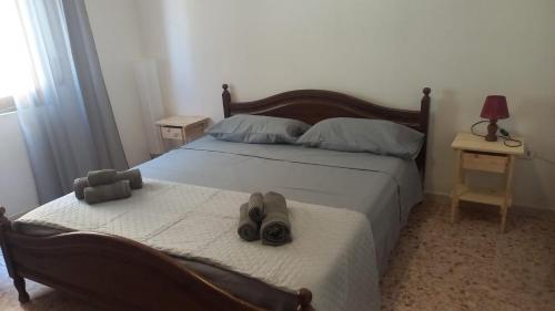 a bedroom with two beds with towels on them at Casa relax Mele in Siniscola