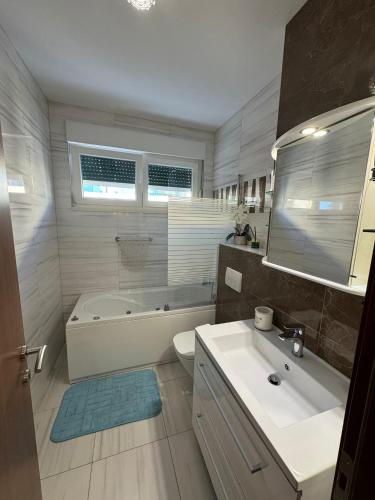 Bačvice - 2 BR , terrace,3 air conditioners, parking,elevator 3 minutes to the beach