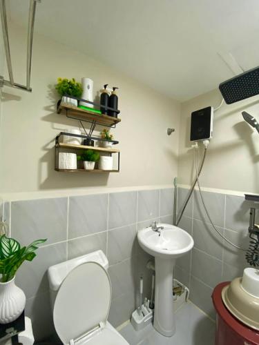 a bathroom with a toilet and a sink at Yahay-living & Condotel in Suba