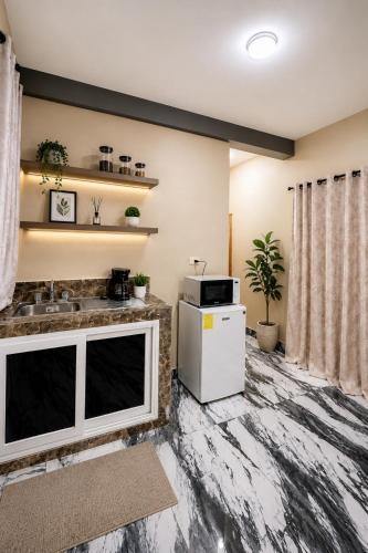 a kitchen with marble flooring in a living room at hotel harmony in El Edén