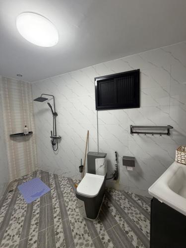 a bathroom with a toilet and a sink at Résidence sauver in Abidjan