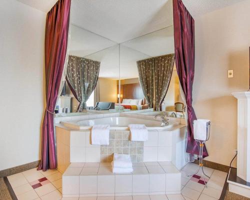 a large bathroom with a tub in a room at Comfort Inn in Bathurst
