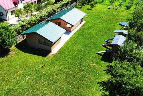 an overhead view of a house with a green roof at LA LIVADA in Valea Danului