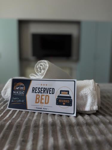 a box of reserved beef on a bed at Peron in Nikšić