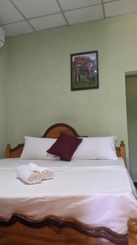 a bedroom with a bed with two towels on it at Vista villa in Panama