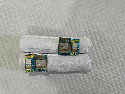 a pair of towels on a bed with at Casa no Centro, 3 Camas, Garagem, com Netflix e Amazon Prime in Rio das Flores