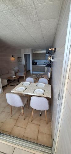 AS22244- P4 Vue Mer, sur la plage à 2 pas du Centre Ville avec parking privé