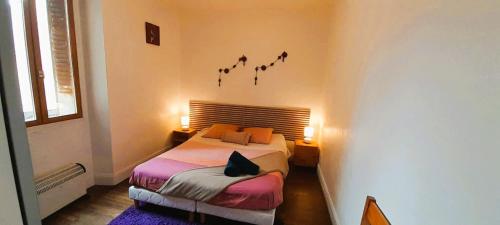 a bedroom with a bed with birds on the wall at Le Silodort - 7 pers - wifi - cour in Vatan