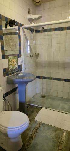 a bathroom with a toilet and a sink at Solar Itacaré - Charme e aconchego. in Itacaré