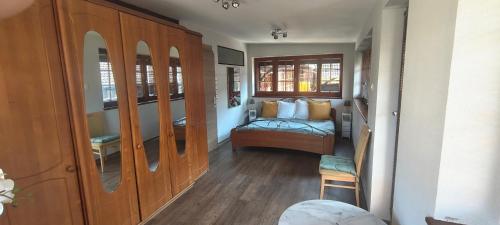 a small room with a bed and a small bedroom at Duplex rénové avec terrasse privative à 10 mm de Colmar et Eguisheim, à 2 mm du grand axe autoroutier Strasbourg Mulhouse in Sainte-Croix-en-Plaine