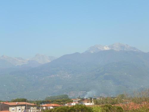 a view of a mountain range with houses and mountains at Hotel La Vela in Lido di Camaiore