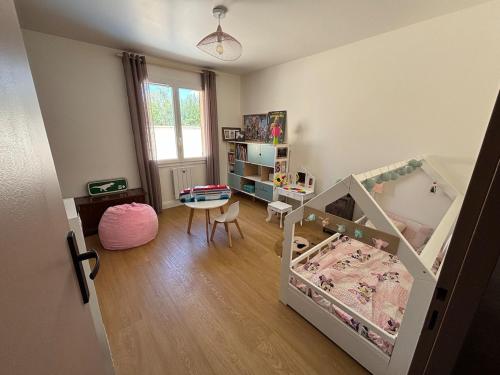 a small room with a bed and a table at Maison au calme avec piscine et jardin in BOD