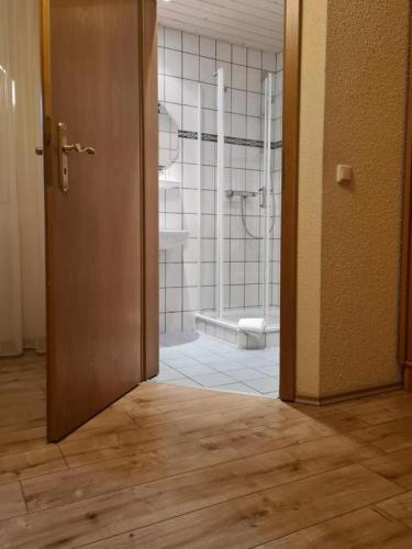 an open door to a bathroom with a shower at Hansens Zimmervermietung in Handewitt