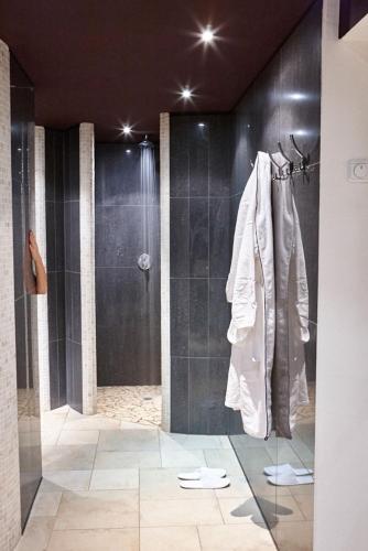 a bathroom with a shower and a robe on a rack at Das Schloss Burgellern - Genuss und Geschichte seit 1726 in Scheßlitz