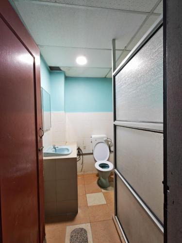 a bathroom with a toilet and a sink at Shakim hotel in Cukai